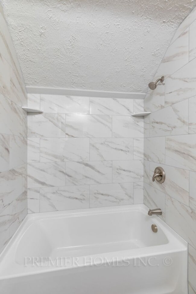 Building Photo - 3 Bed Home with Large Yard & Detached Garage – $1,495/mo