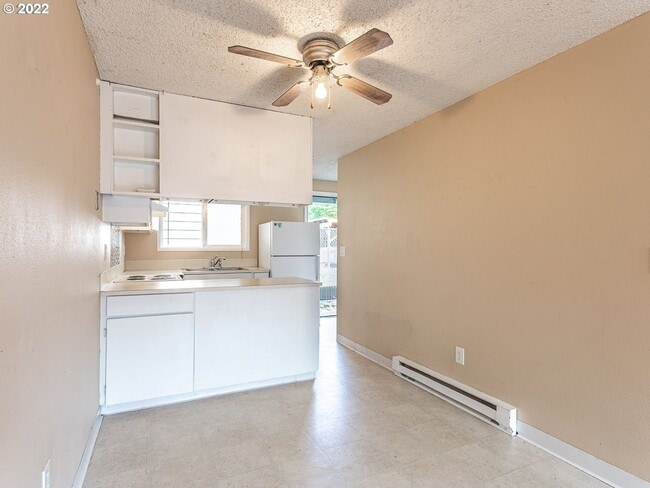 Building Photo - Bright Interior with Generous Bedroom Space – Includes Washer and Dryer