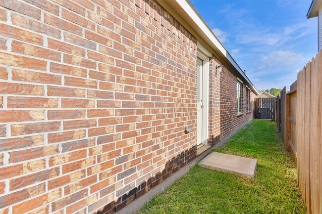 Building Photo - 1935 Barrett Gables Dr