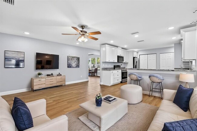 Building Photo - 1012 W Adalee St