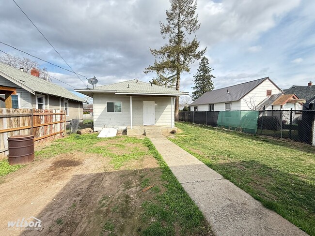 Building Photo - Price Drop! Updated 2 Bed /1 Bath Home with Spacious Yard!