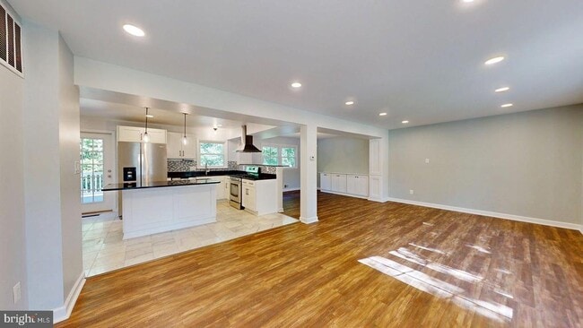 Building Photo - 6602 Greenview Ln