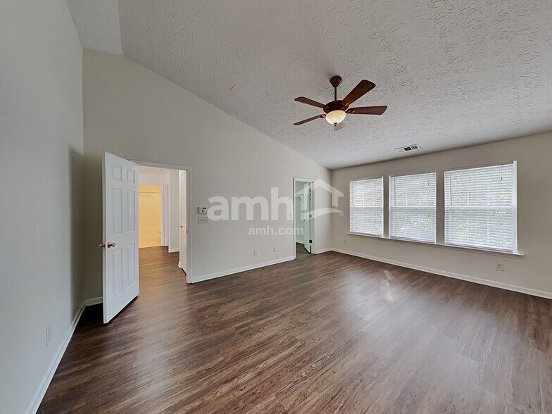 Building Photo - 307 Meadows Ln