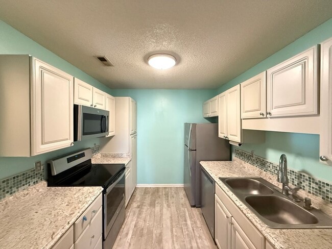 Building Photo - 671 Balfour Rd