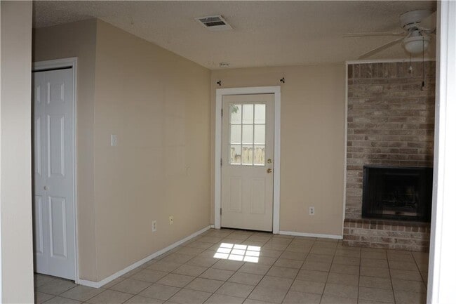 Building Photo - 4003 Stonebridge Dr