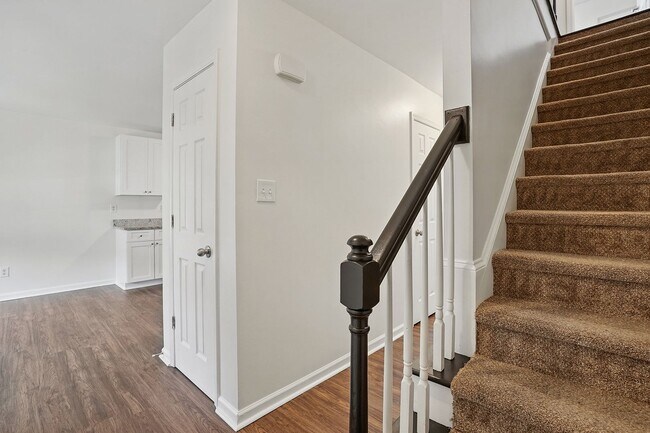 Building Photo - GREAT TOWNHOME- Come see it today!