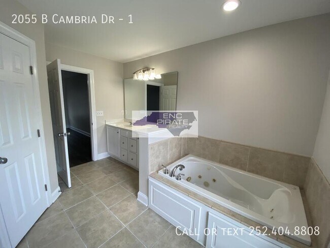 Building Photo - 2055B Cambria Dr