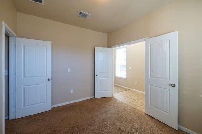 Building Photo - 402 Zenith Rd