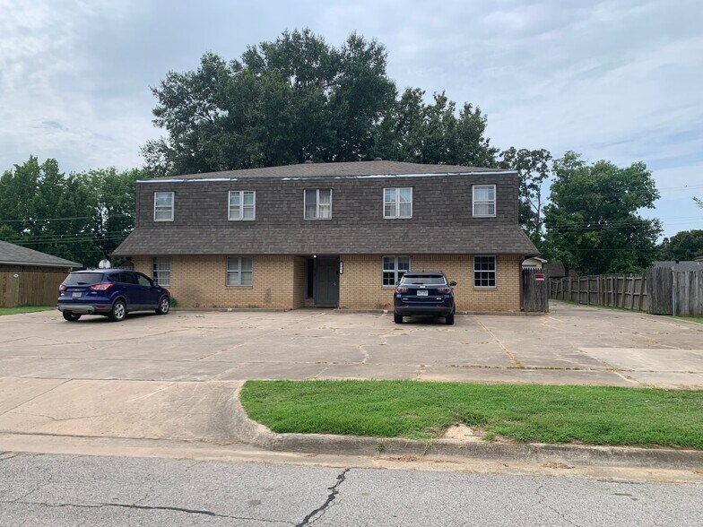 Building Photo - 1312 Mesa Dr