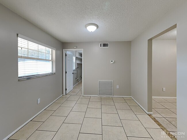 Building Photo - 1525 Guinevere Dr