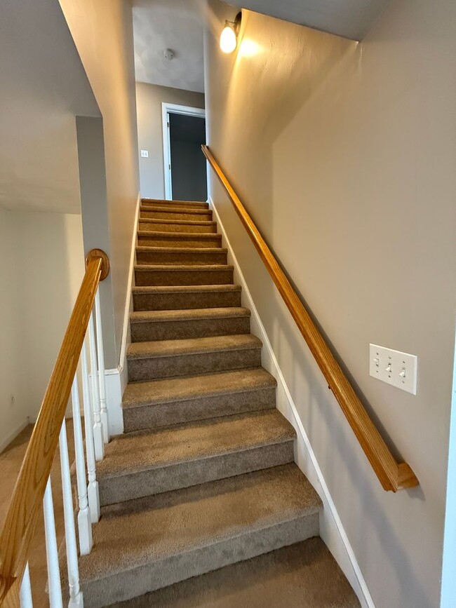 Building Photo - spacious three-bedroom townhouse!