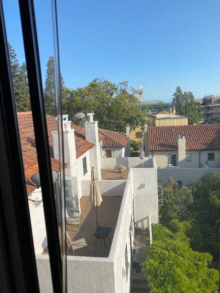 Building Photo - 1700 Le Roy Ave