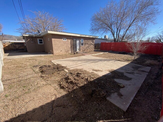 Building Photo - Beautiful 3 bedroom