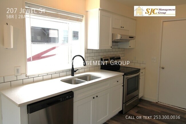Building Photo - Five Bedroom 2 bath home for rent in Enumclaw