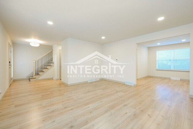 Building Photo - 6475 W Kingsley Ave