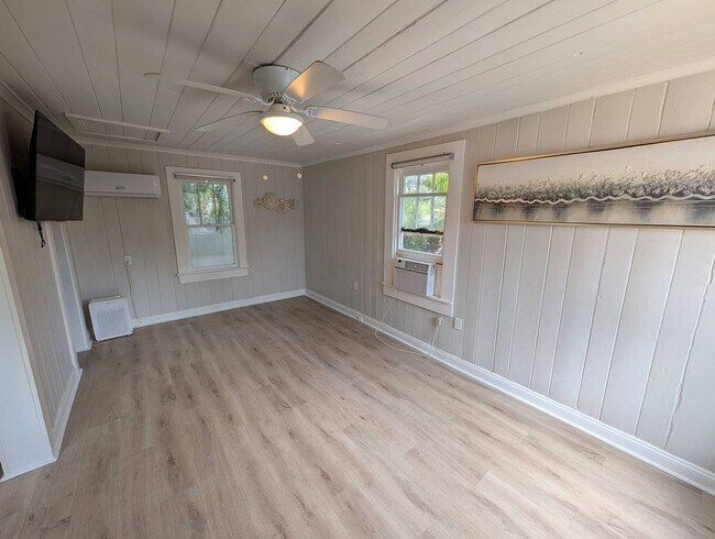 Building Photo - Adorable Rental in the Heart of Sarasota