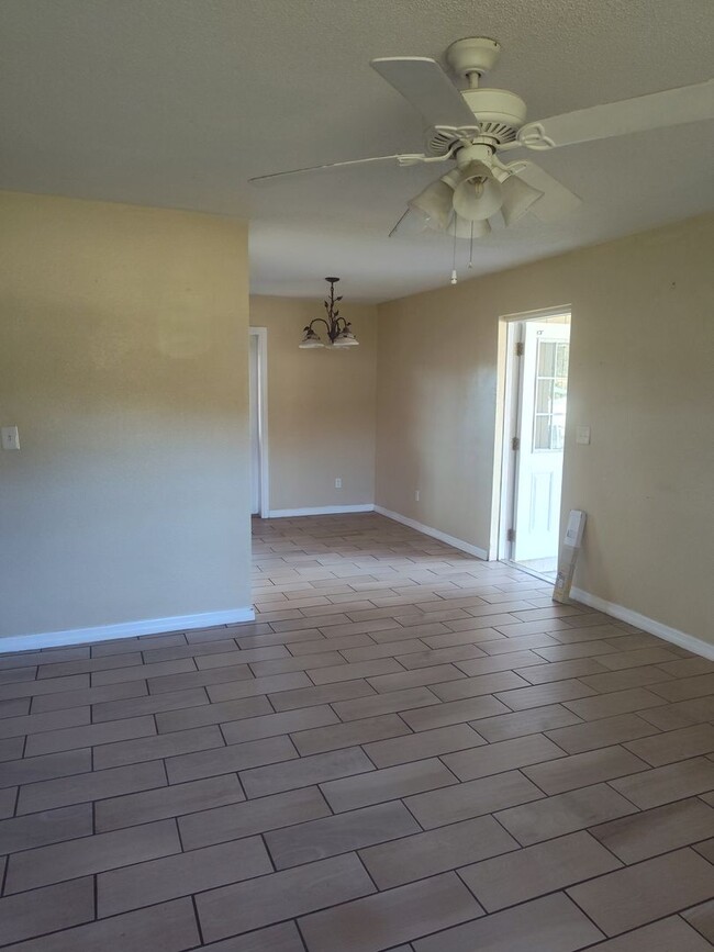 Building Photo - NE OCALA 3 BEDROOM HOME