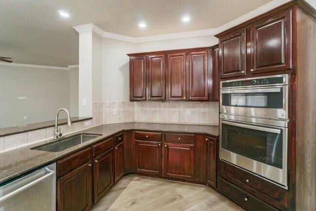 Building Photo - 10 Marella Dr