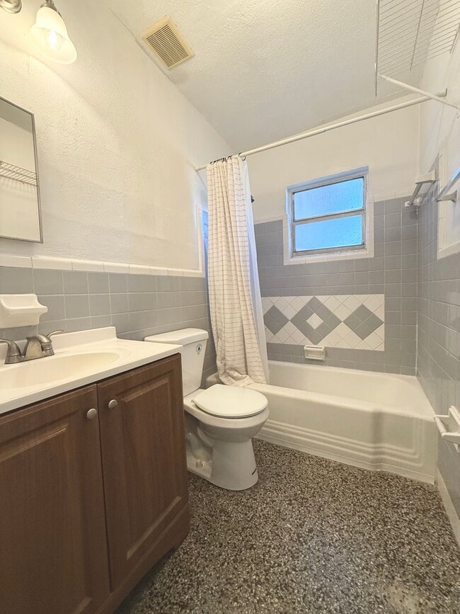 Building Photo - 2207 Vine St