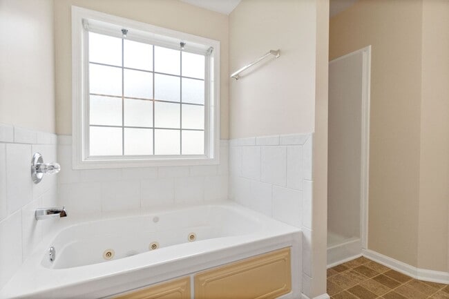 Building Photo - Come take a look at this 5 bedroom beauty!