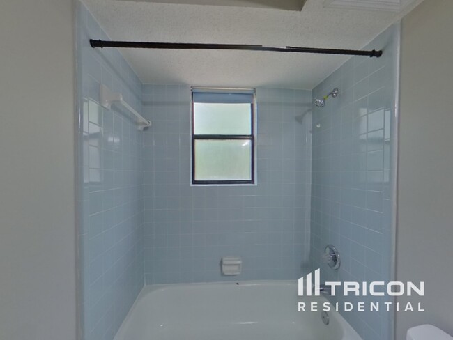 Building Photo - 6466 Diamond Leaf Ct N