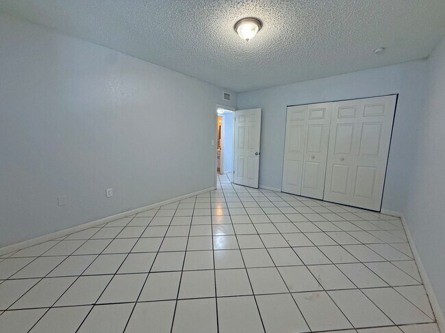 Building Photo - 2 N Fernwood Ave