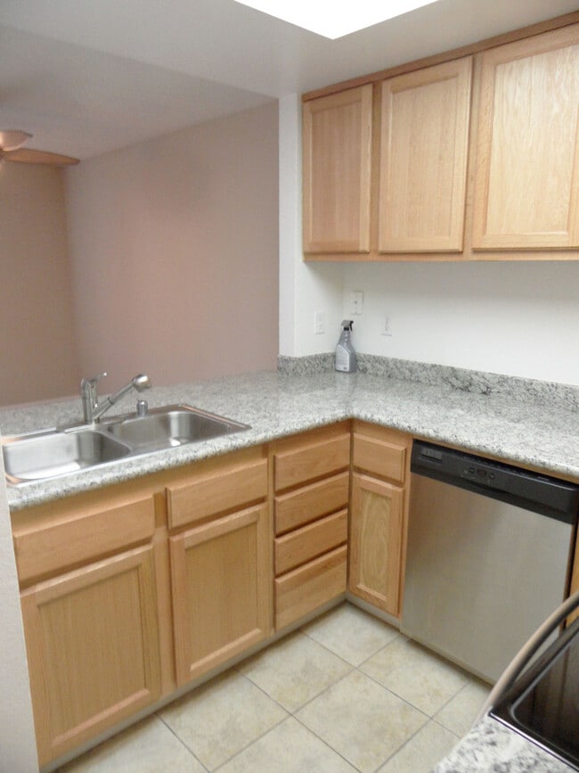 Building Photo - 3 bed/2 bath Upstairs condo! Hardwood floor, full kitchen, washer/dryer