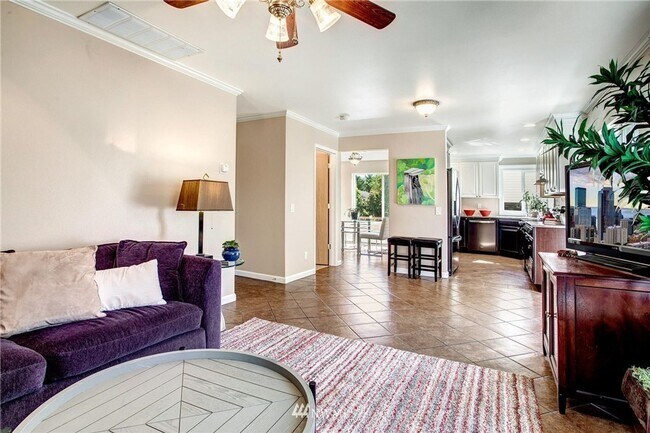 Building Photo - Modern Updated Detail and Designed 3bd 2.5...