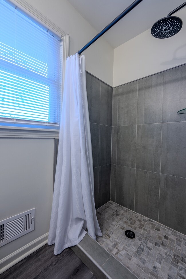 Building Photo - 1021 Plainview Dr