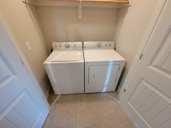 Building Photo - 9318 N Robinhood Ave