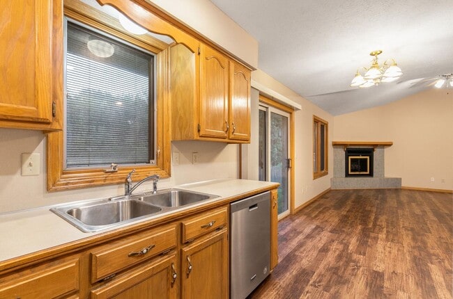 Building Photo - All brick home in Glendale schools!