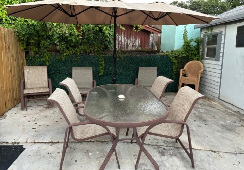 dining table and chairs/umbrella - 945 Plantation Rd