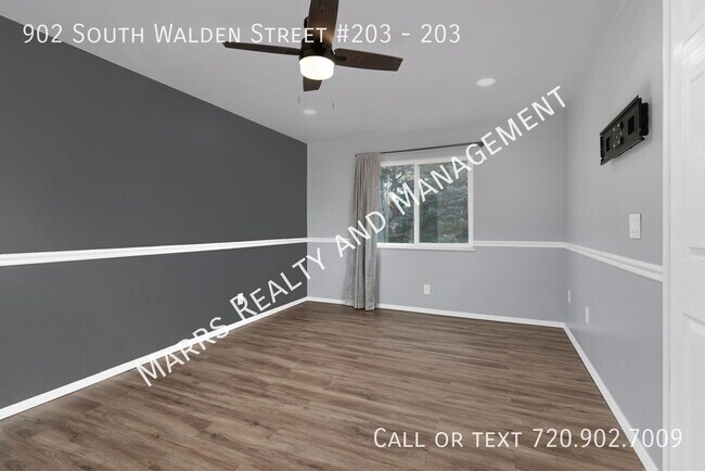 Building Photo - 902 S Walden St