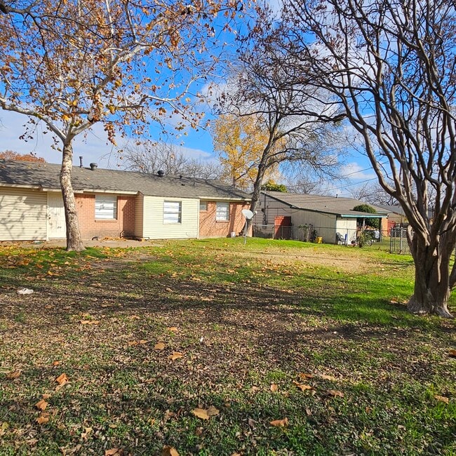 Building Photo - 534 Holly Ln