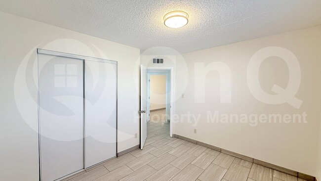 Building Photo - 1712 E Pepper Cir