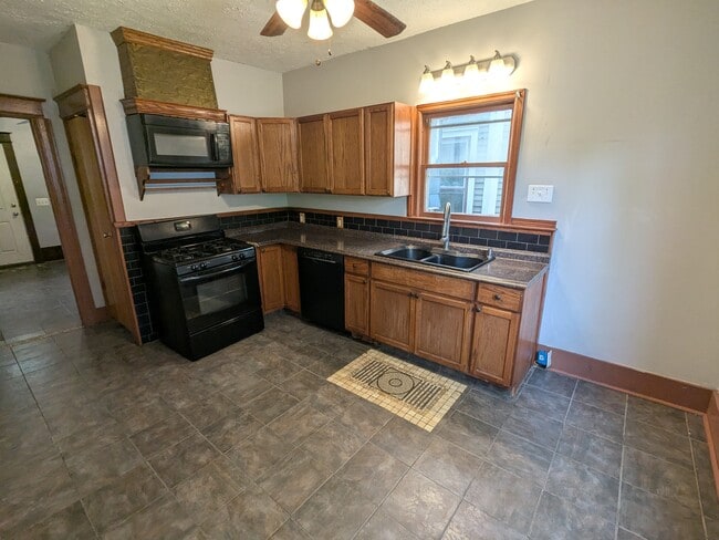 Building Photo - 918 S Goodman St