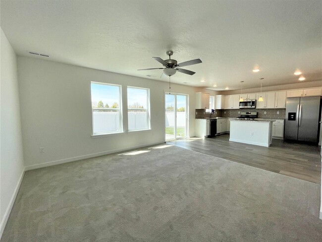 Building Photo - Bright and spacious 4 Bedroom 2.5 Bath hom...