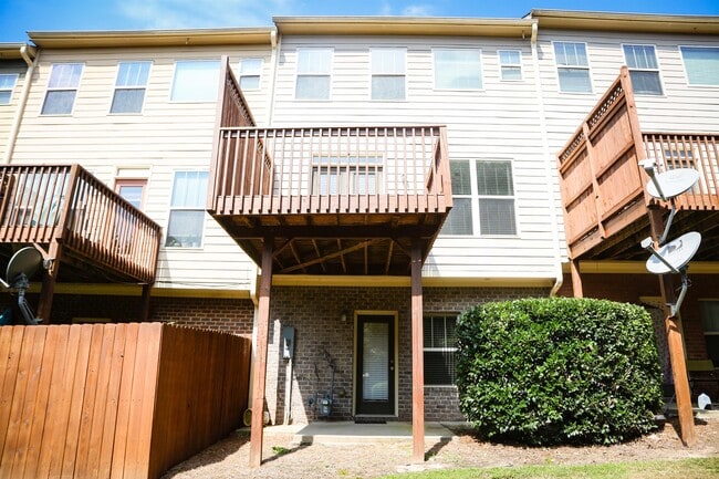 Building Photo - 851 Stratum Way SE