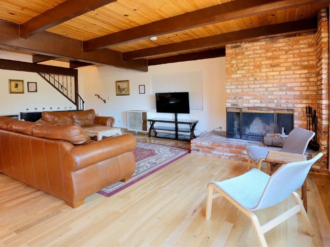 Building Photo - 15513 Live Oak Way
