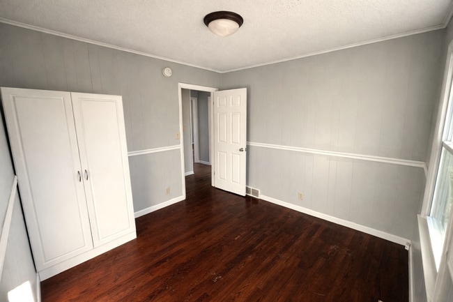 Building Photo - SEE IT NOW: Charming Home in a Quiet Kansas City Neighborhood!