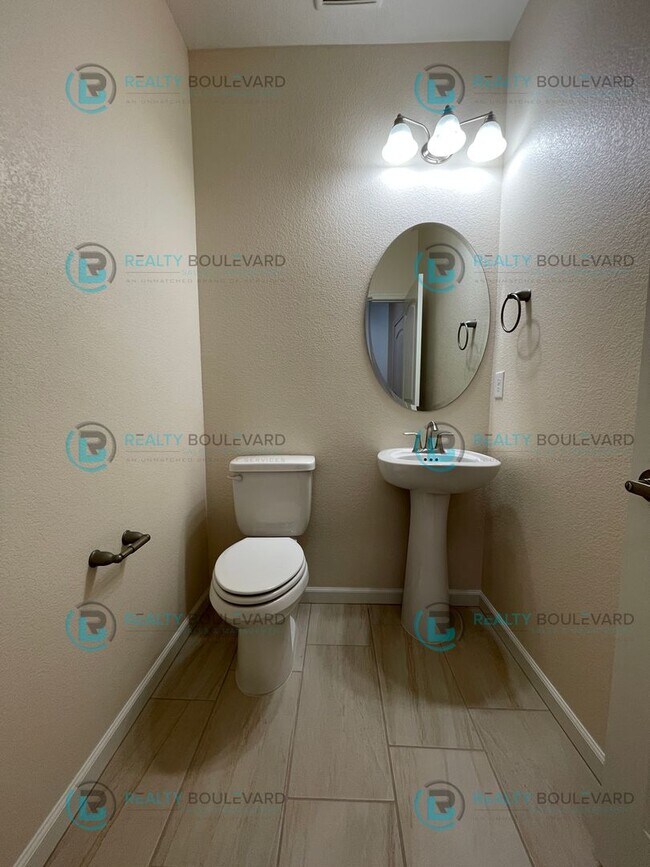 Building Photo - Luxury and Convenience Fully Equipped 3-Bedroom 2.5 Bathroom 2 Car Garage Townhome in Carson City