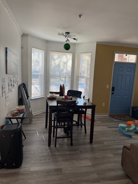 Building Photo - 704 River Rock Way