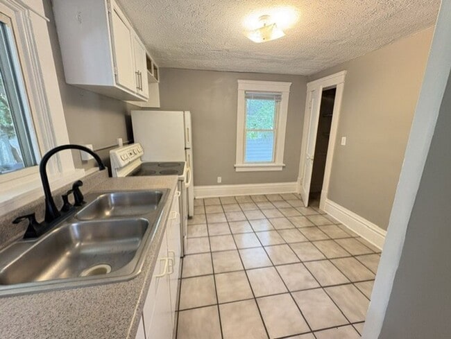 Building Photo - 325 Para Ave