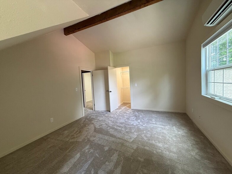 Building Photo - 7870 SW West Slope Dr