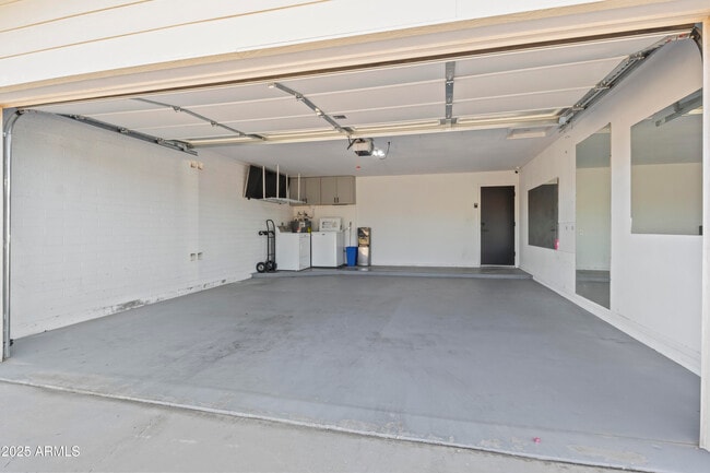 Building Photo - 2166 E Greenway Dr