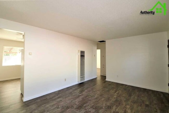Building Photo - 5375 Rosswood St