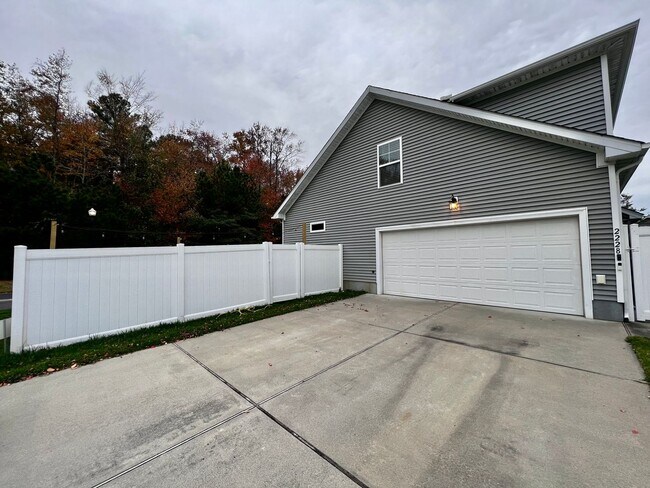 Building Photo - Beautiful Corner Lot, Single Family Home, in Sherwood Lakes.