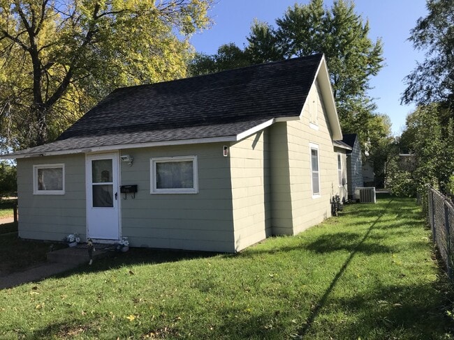 Building Photo - Great 4 Bed 1 Bath close to UWEC!