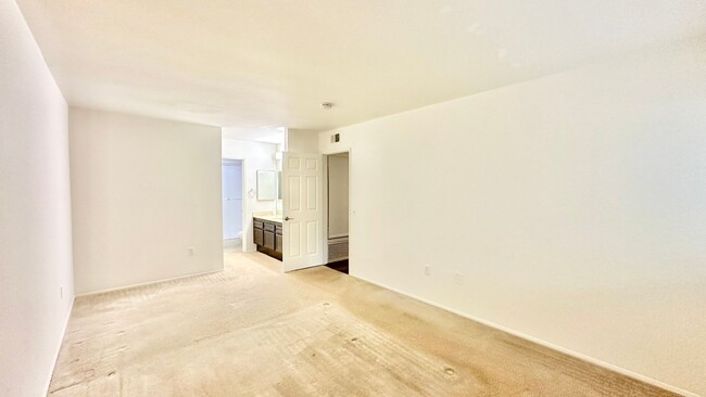 Building Photo - Charming Entry Level Condo Unit with Reser...