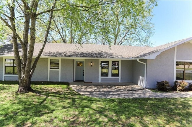 Primary Photo - 1005 Robin Haven Dr